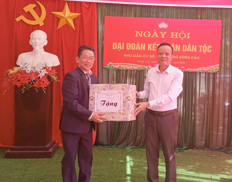 Đồng chí Đồng Văn Lưu, Phó Chủ tịch HĐND tỉnh tặng quà cho Nhân dân tổ 15. z6017691931690-1bac327c98a6caf37ecee75e9437d7e2.jpg