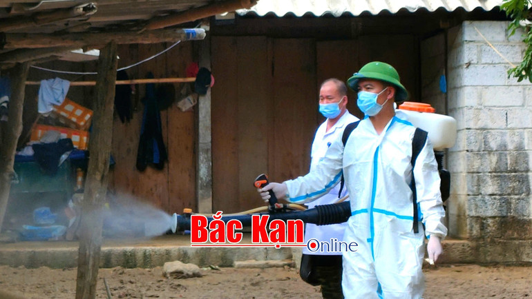 Phun hóa chất Cloramin B khử khuẩn tại các hộ gia đình ở thôn Tẩn Lượt. z6621670451408-998cb3e435a72c8ff3d8895e0c670afe-4113-3965.jpg