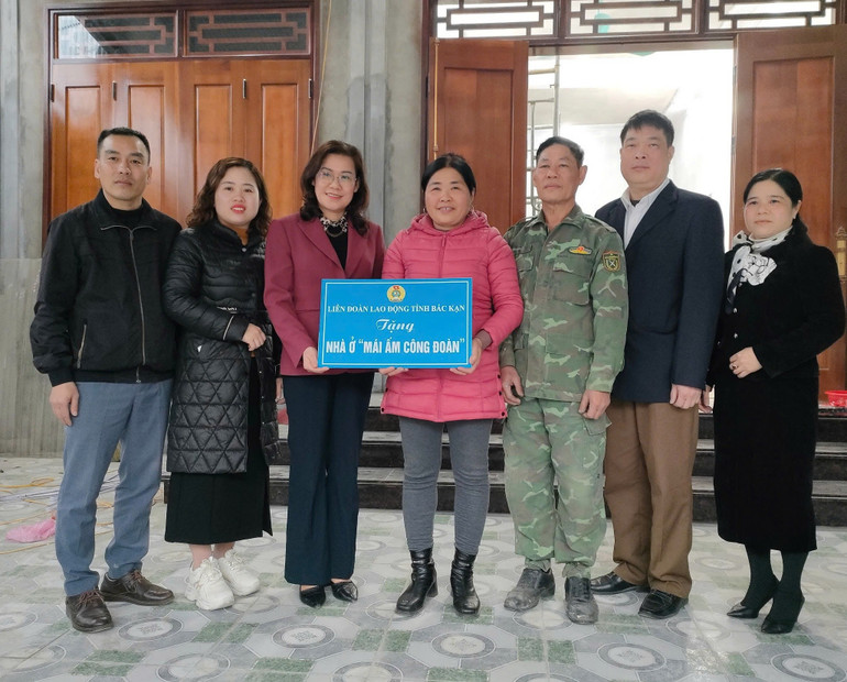 Công đoàn ngành Y tế trao nhà "Mái ấm công đoàn" cho đoàn viên Ma Thị Viết, Công đoàn TTYT huyện Chợ Đồn. z6237698785940-83cd3971973f9ac7e5f7443ededb4219.jpg