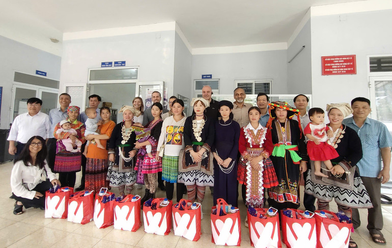 Đoàn công tác trao nhiều phần quà cho bà con. z5916985765911-dd90901b8cfa39eb474fe2b83bae333b-9458.jpg