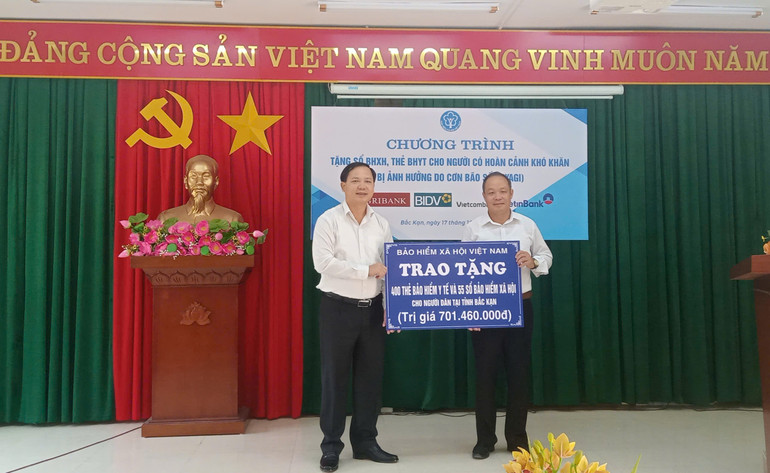 Phó Tổng Giám đốc BHXH Việt Nam Chu Mạnh Sinh trao biển tượng trưng số tiền tặng sổ, thẻ cho đại diện UBND thành phố Bắc Kạn. z5939308659517-f9c79fb4fe4a49030f5ad82b8c6694d2-513.jpg