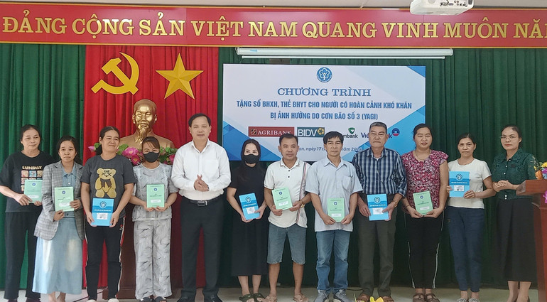 Lãnh đạo BHXH Việt Nam trao tặng sổ BHXH, thẻ BHYT cho các đối tượng tại phường Sông Cầu (TP. Bắc Kạn). z5939314606380-3bc980b4151ab4a7868071b0d30b420e-9990.jpg