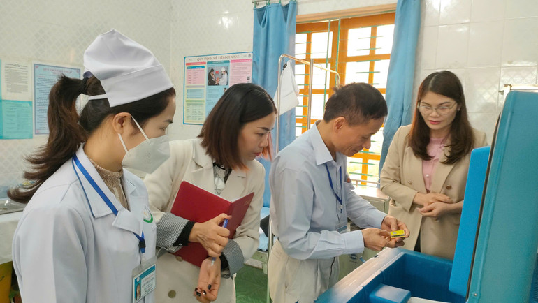 Trung tâm Kiểm soát bệnh tật tỉnh giám sát bảo quản vắc xin sởi tại Trạm Y tế phường Phùng Chí Kiên (Thành phố Bắc Kạn). z6442672074825-3fab4969380c4040258d5e378e34cf66.jpg
