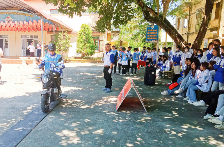 Hướng dẫn học sinh đi xe điện trên sa hình. z5898846898458-ed8159f17297bd704e8b18ba462dbf23-4396.jpg