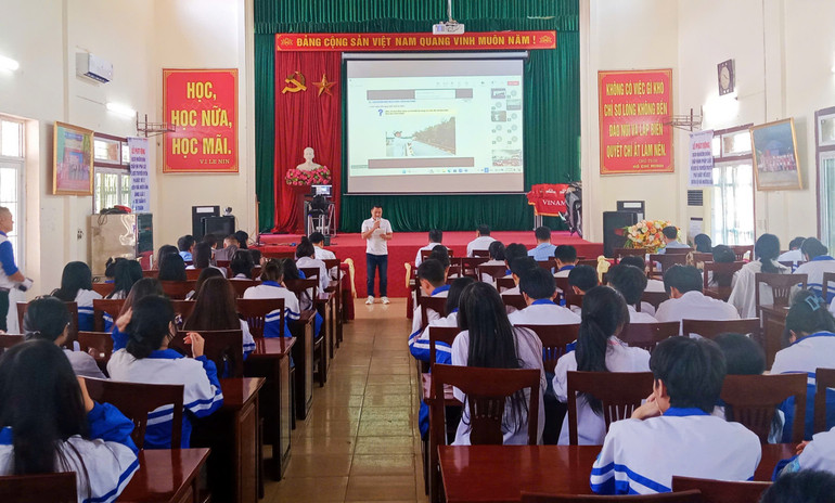 Quang cảnh lễ phát động tại điểm cầu Trường Trung học phổ thông Bắc Kạn z5898862938763-f688e5264150d2f5ca0d4a2c9a959175-5452.jpg
