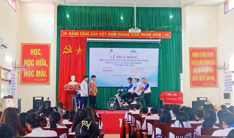 Hướng dẫn học sinh ngồi đúng cách trên xe máy điện, ô tô, xe gắn máy khi tham gia giao thông z5898844799957-53ccb9fab53df49363a5de3257a4754c-5497.jpg
