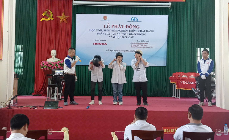 Hướng dẫn học sinh cài quai mũ bảo hiểm đúng cách z5898874804900-ec3b8fe39205b0dcf76e22c940428635-9834.jpg