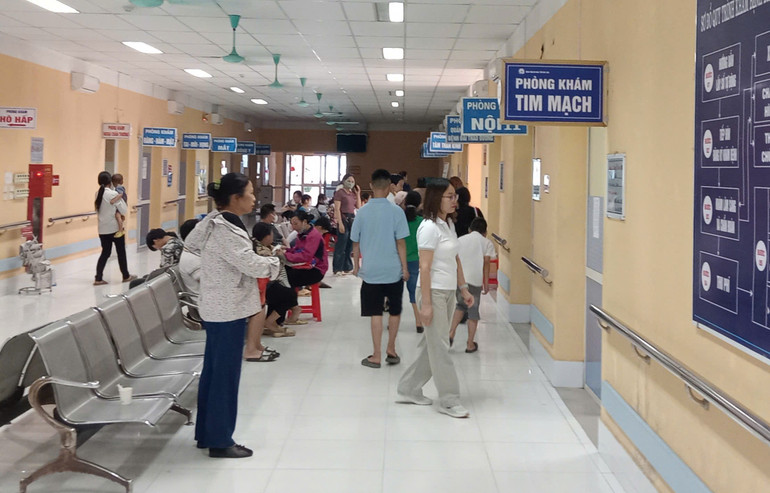 Nhiều người dân đưa con đến khám sàng lọc bệnh tim tại Bệnh viện Đa khoa tỉnh. z6614093860145-1a6537f17666e345da47296982d2e964.jpg