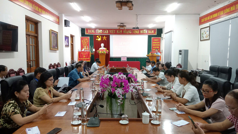 Quang cảnh buổi lễ phát động ủng hộ Quang cảnh buổi lễ phát động ủng hộ