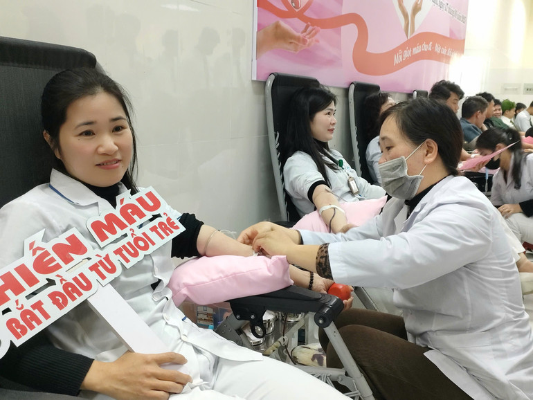 Các y, bác sĩ BVĐK tỉnh Bắc Kạn tham gia hiến máu tình nguyện trong đợt phát động hiến máu tình nguyện. z6256652212133-3d992a3c99b11c42d08a51c4d513564b.jpg