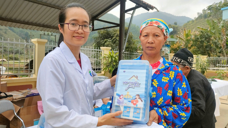 Tặng hộp thuốc cho người dân xã An Thắng (Pác Nặm). z6408487775412-74c7640b254829cd2284bd1a3f1b48d4.jpg