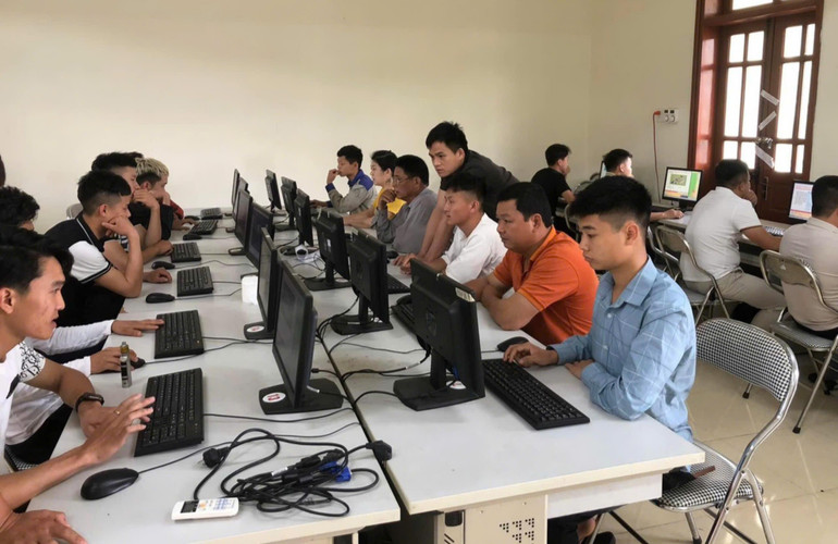 Phòng học đảm bảo đủ máy tính cho học viên học tập z5756200182841_0c46d34ba2466ec78e82f96e8894d836.jpg