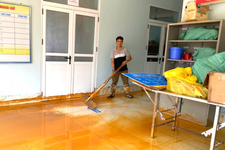 Trạm Y tế xã Quang Phong (Na Rì) dọn vệ sinh sau mưa lũ. z5825878388922_7cf28edb84ee2551f8a3ba7a6aa35896.jpg