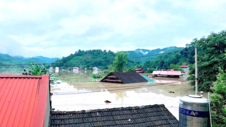 Xã Nam Cường (Chợ Đồn) đang bị ngập lụt, nguy cơ ô nhiễm môi trường và phát sinh dịch bệnh z5815196910501_c3df20846b5b1a03f1db0660a4d26eca.jpg