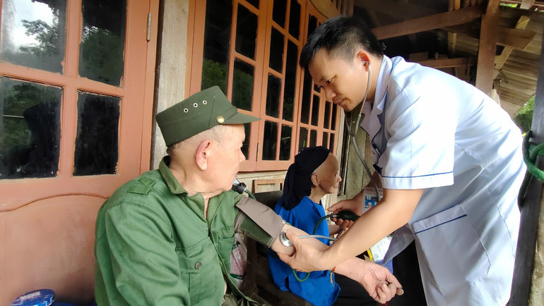 Hội Thầy thuốc trẻ Bắc Kạn khám bệnh cho người dân tại gia đình ở xã Yến Dương z6628135022957-0cb45a7ea0c65108a1a47325383a4222.jpg