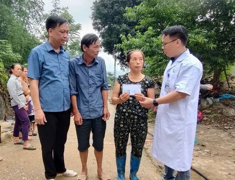 Bệnh viện Đa khoa Bắc Kạn hỗ trợ 2 triệu đồng cho hộ dân có người tử vong do mưa lũ tại xã Yến Dương. z6628136891829-8c3d1dbec73e38177fff2897f9d7ef5e.jpg