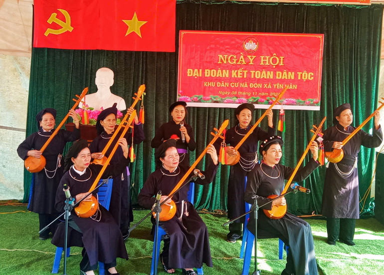 Tiết mục văn nghệ hát then - đàn tính của bà con thôn Nà Đon. z6011039194516-b2170a956033b7f4c6262ae28cc7cde1.jpg
