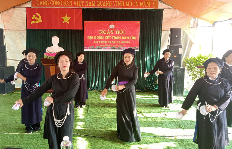 Tiết mục múa bát của bà con trong thôn. z6011529850113-1a5efa0068d777f8fb606bd539c8004a.jpg
