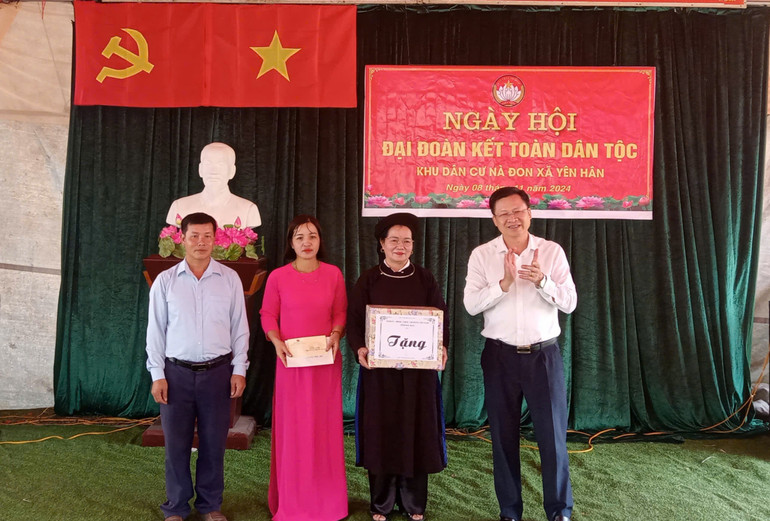 Đồng chí Phạm Duy Hưng, Ủy viên Ban Thường vụ, Trưởng ban Tuyên giáo Tỉnh ủy tặng quà cho Nhân dân thôn Nà Đon z6011525567382-f0074f76d4165a319739c59f2f50ac97.jpg