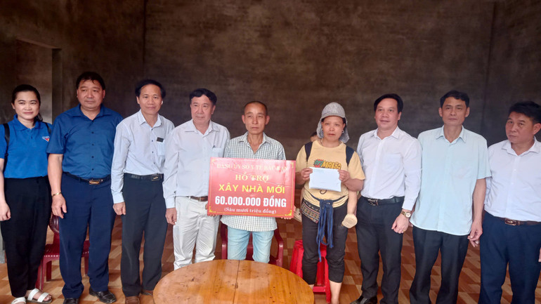 Hỗ trợ 60 triệu đồng cho gia đình ông Triệu Quốc Sinh, xã Bằng Vân (Ngân Sơn) làm nhà mới. z6491793044710-a8dae7523bca4b392d997dedae6a98e1.jpg