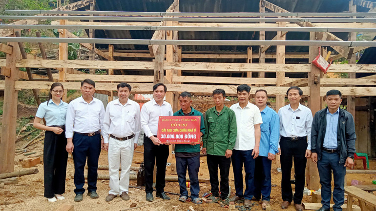 Hỗ trợ 30 triệu đồng cho gia đình ông Dương Văn Câu, xã Phúc Lộc (Ba Bể) sửa chữa nhà ở. z6491798202265-82534a811750f0801872d72222994813.jpg