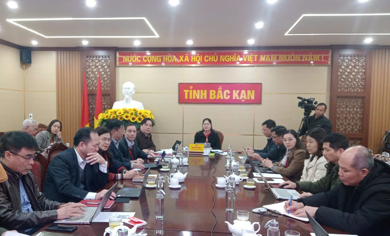 Phó Chủ tịch UBND tỉnh Hoàng Thu Trang chủ trì tại điểm cầu Bắc Kạn. z6160734782247-6ed813e0f442ad68bfeed7112625fd62.jpg