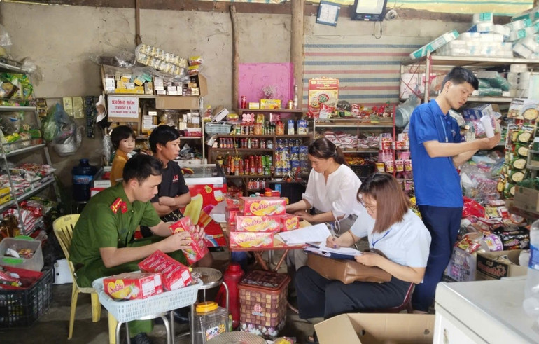 Đoàn liên ngành về ATTP huyện Chợ Đồn kiểm tra tại một cơ sở bán hàng tạp hoá trên địa bàn xã Đồng Thắng. img-20250102-173311.jpg