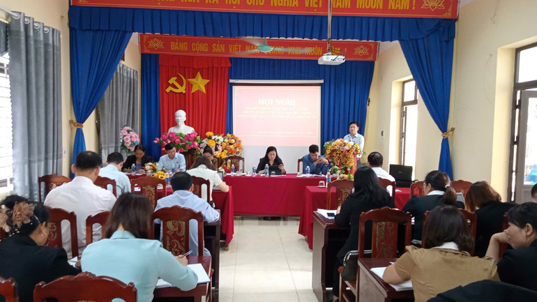 Quang cảnh hội nghị buổi TXCT tại xã Chu Hương. z6028106010265-458db778d25e39ebdef17074d9f8d902.jpg