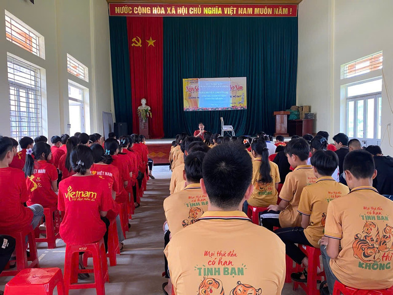 Truyền thông tư vấn, khám sức khỏe trước khi kết hôn cho học sinh Trường THCS xã Quân Hà (Bạch Thông). z6137705571829-dce7062ac7062d265f995ef9c89b7311.jpg
