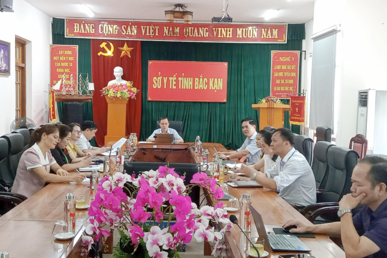 Tại điểm cầu Sở Y tế Bắc Kạn, Bs.CKII Đinh Mạnh Cường, Phó Giám đốc Sở Y tế Bắc Kạn chủ trì hội nghị. IMG_20240822_170339.jpg