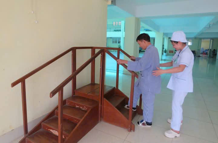 Điều dưỡng Khoa Y học cổ truyền và phục hồi chức năng (Bệnh viện Đa khoa tỉnh) tập phục hồi cho người bệnh z6594115308189-4b7f1c337cc48a6e939bee4fa5106204.jpg