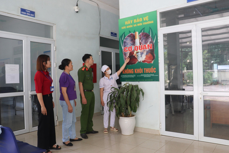 Trạm Y tế xã Bằng Phúc (Chợ Đồn) gắn biển cấm hút thuốc lá ở khu vực đông người qua lại. z5487978914374-7a634d95131235f0c44f01d60c531f32.jpg