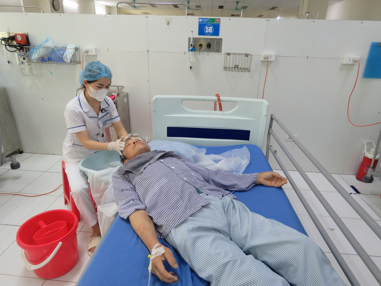 Nữ điều dưỡng gội đầu cho bệnh nhân tại Bệnh viện Đa khoa tỉnh Bắc Kạn z6592771213402-bf32ad8536141c33b3198c55c8eeb973.jpg