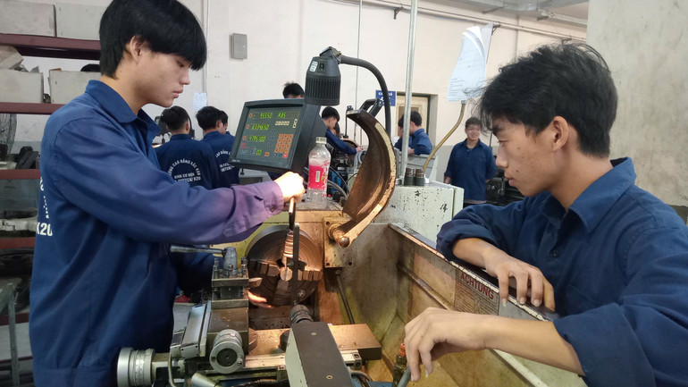 Học viên lớp nghề Công nghệ kỹ thuật cơ khí thực hành tại xưởng. z5963202319512-0836246f03925d1b55bfade1573bfb89-5418-2712.jpg