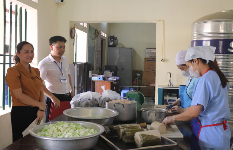 Lực lượng chức năng huyện Chợ Đồn kiểm tra an toàn thực phẩm tại Trường Mầm non xã Nam Cường. gen-h-z6689853234148-e8ca2747a1b9e363a5e6a87aa6ae4d56.jpg