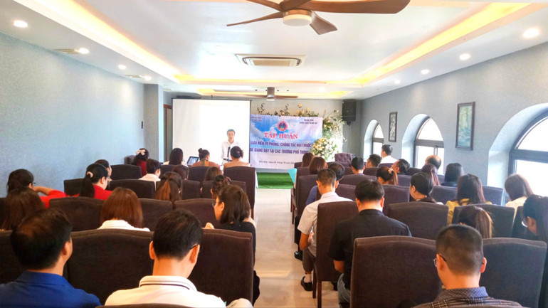 Các giáo viên tham gia tập huấn phòng, chống tác hại của thuốc lá. z5954952447620-a4c61055273acb78cbc6733bfcbee32f-959-5270-9292-9679.jpg
