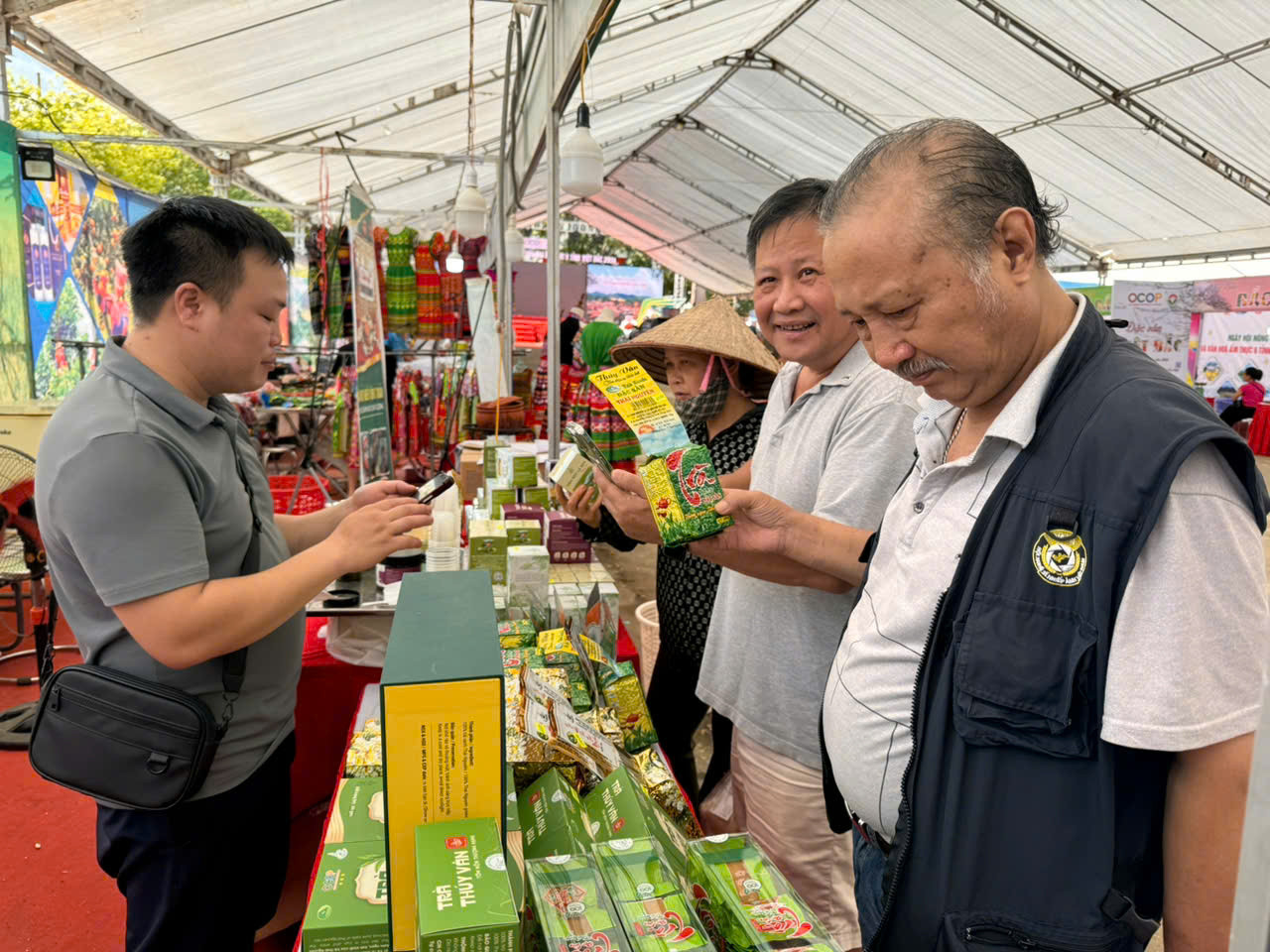 Các hoạt động xúc tiến thương mại giúp cho các HTX, doanh nghiệp có cơ hội học hỏi kinh nghiệm, tìm kiếm thị trường. thanh 7.jpg