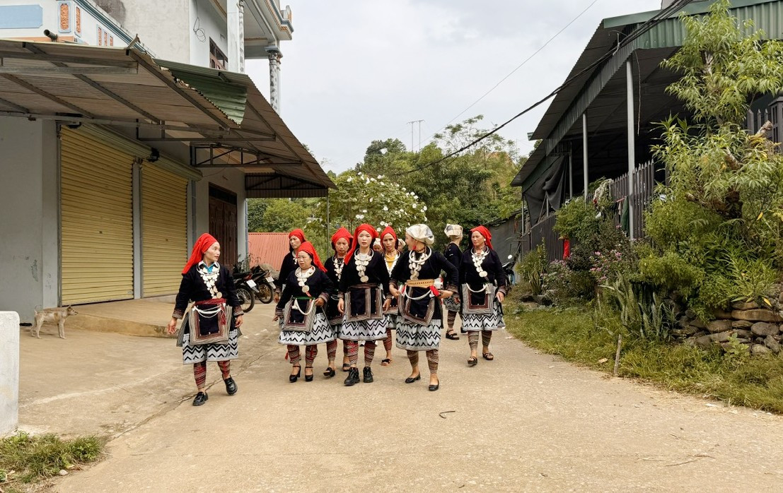 Phụ nữ dân tộc Dao ở Bản Chiêng, xã Đôn Phong (Bạch Thông) đi dự tọa đàm nhân Ngày Phụ nữ Việt Nam 20/10/2024. phu-n-5.jpg