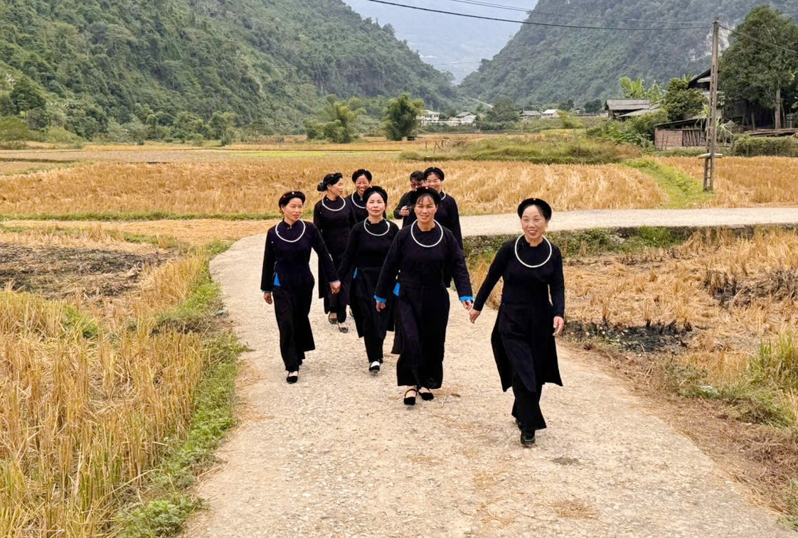 Chị em phụ nữ xã Hoàng Trĩ (Ba Bể) tham gia Ngày hội Đại đoàn kết các dân tộc tại địa phương. phu-nu.jpg