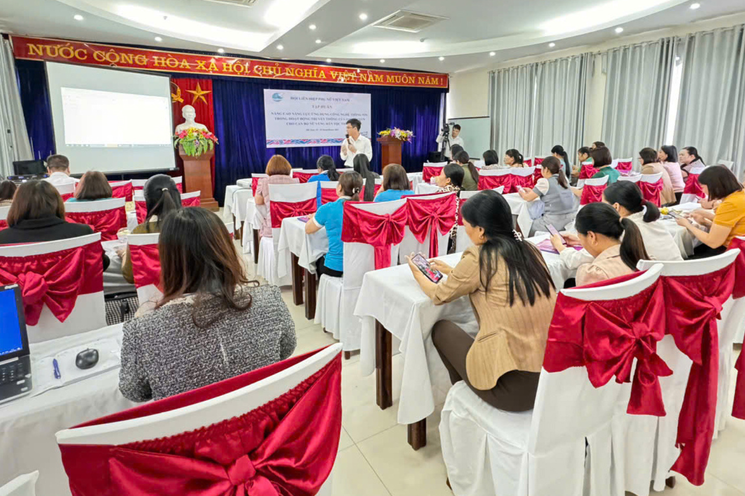 Tập huấn nâng cao năng lực ứng dụng CNTT cho phụ nữ. thiet-ke-chua-co-ten-5.png