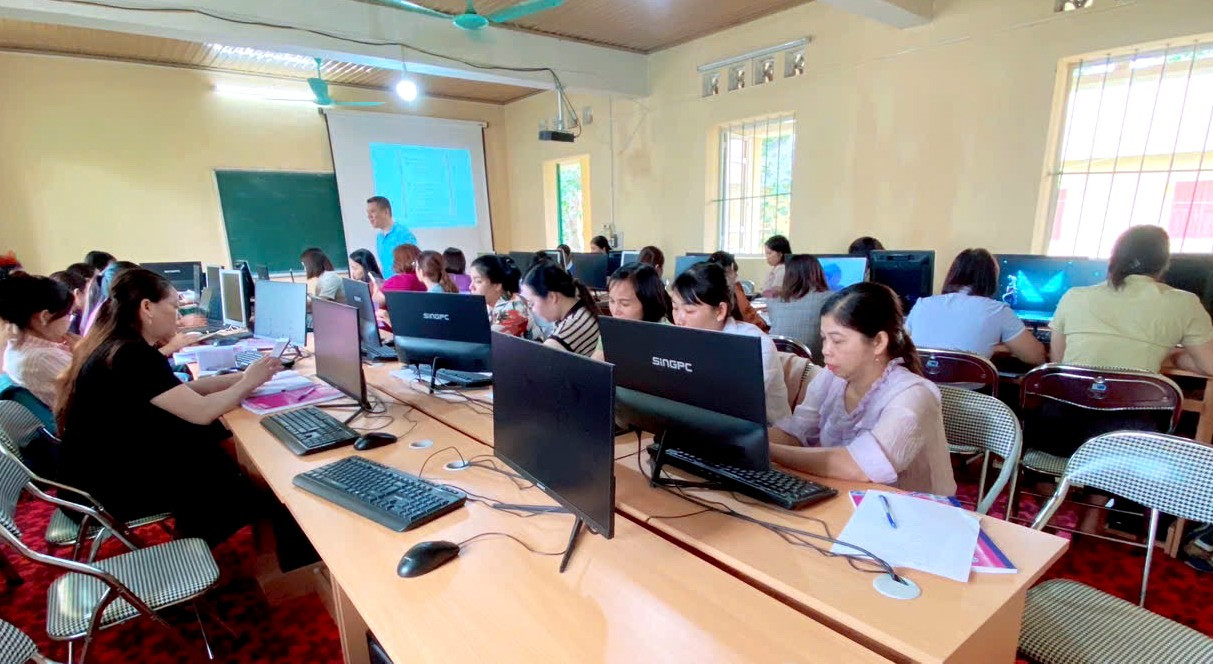 Thực hành ứng dụng CNTT cho hội viên phụ nữ Bắc Kạn (ảnh: Hà Thanh). phu-11.jpg