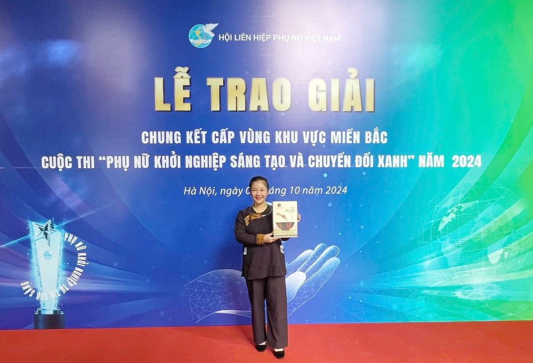 Chị Phan Thị Tố Mười nhận giải Cuộc thi “Phụ nữ khởi nghiệp sáng tạo và chuyển đổi xanh” . (ảnh: Nhân vật cung cấp). phu-8.jpg
