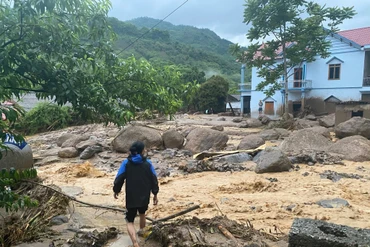 Người dân vẫn đang đi tìm những người ghi mất tích theo dòng nước lũ.