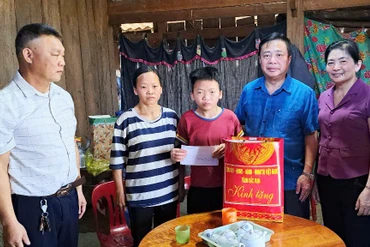 Thăm, tặng quà người khuyết tật tại Ba Bể