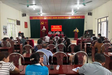 Quang cảnh buổi tiếp xúc cử tri tại UBND xã Thượng Giáo.