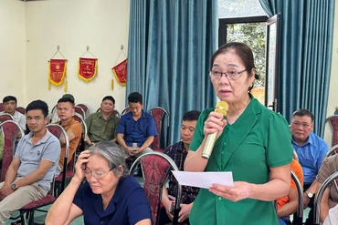 Cử tri thị trấn Chợ Rã nêu ý kiến.