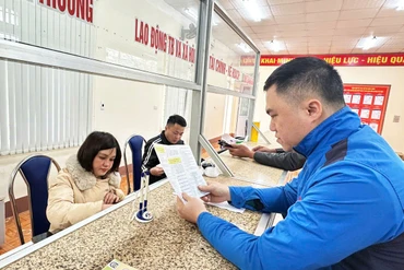 Hoạt động tại các bộ phận tiếp và hướng dẫn công dân thực hiện các thủ tục hành chính.