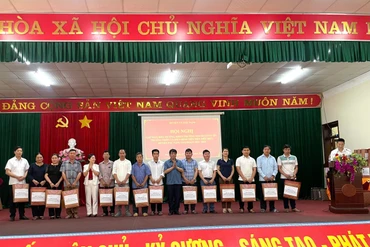 Pác Nặm biểu dương, khen thưởng người có uy tín, trưởng thôn và điển hình tiên tiến
