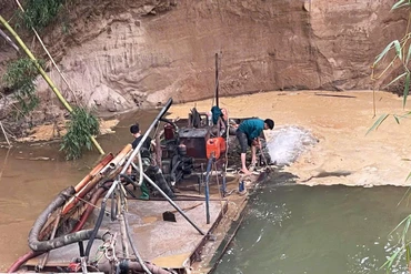 Nguy cơ sạt lở đất bờ sông Năng từ khai thác cát dưới lòng sông