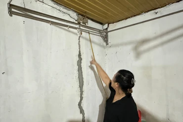 Một trong những vị trí tường bị nứt của gia đình ông Nguyễn Văn Dũng, tổ 11, phường Nguyễn Thị Minh Khai, TP Bắc Kạn.